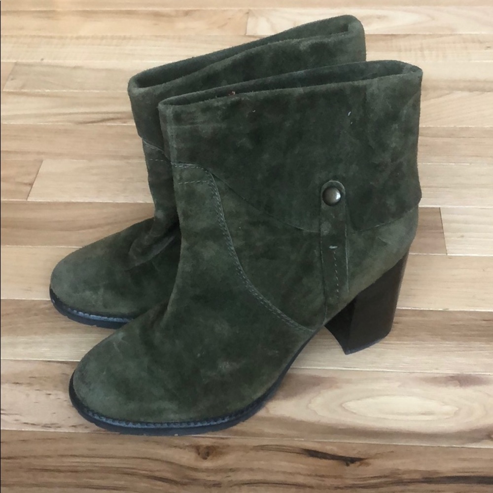 Green suede boots